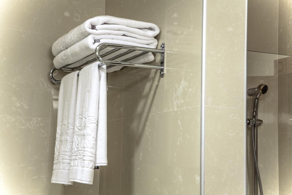 Caspian Riviera Grand Palace Hotel Aktau (Mangystau) Exterior foto Towels in a bathroom