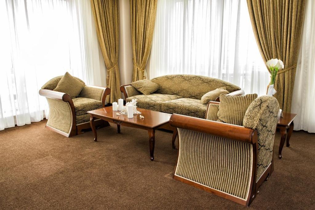 Caspian Riviera Grand Palace Hotel Aktau (Mangystau) Exterior foto A living room with carpet flooring