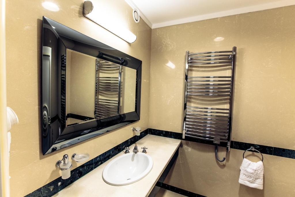 Caspian Riviera Grand Palace Hotel Aktau (Mangystau) Exterior foto A heated towel rail