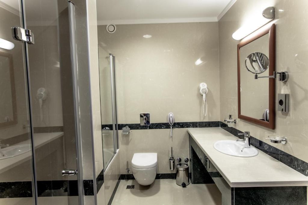 Caspian Riviera Grand Palace Hotel Aktau (Mangystau) Exterior foto Bathroom in a hotel