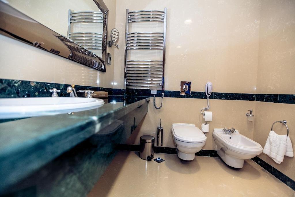 Caspian Riviera Grand Palace Hotel Aktau (Mangystau) Exterior foto A modern bathroom