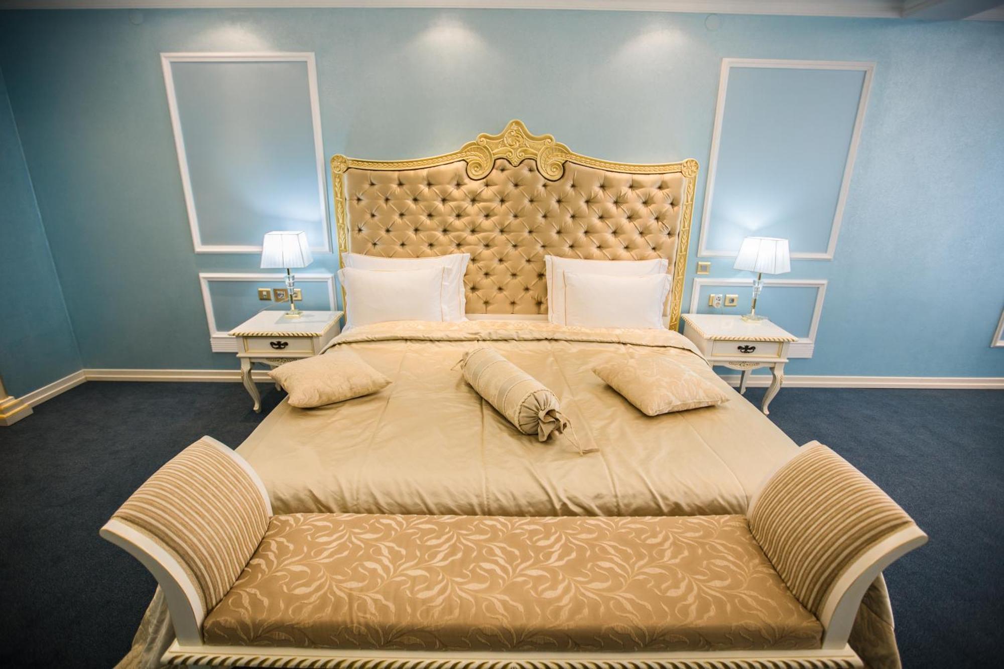 Caspian Riviera Grand Palace Hotel Aktau (Mangystau) Exterior foto A bedroom in the hotel
