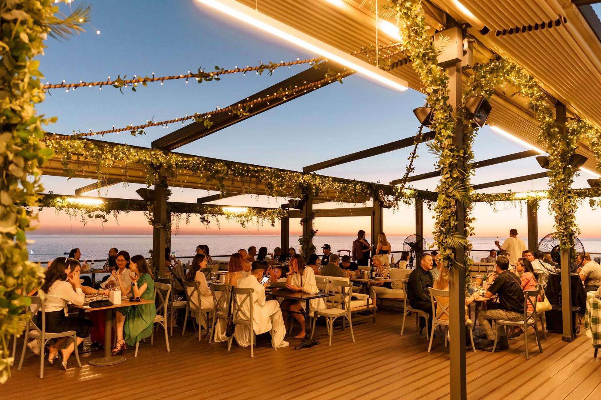 Caspian Riviera Grand Palace Hotel Aktau (Mangystau) Exterior foto The Sky Bar