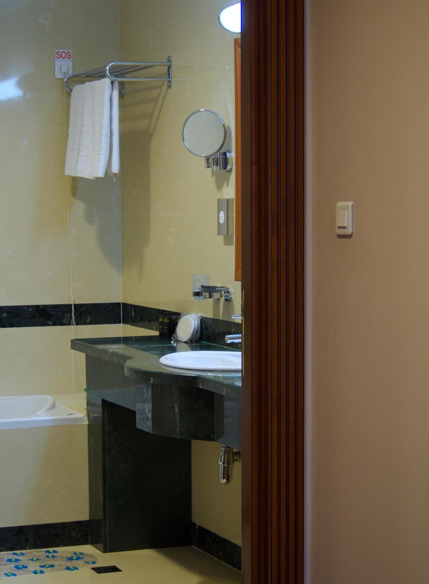 Caspian Riviera Grand Palace Hotel Aktau (Mangystau) Exterior foto A bathroom in a hotel