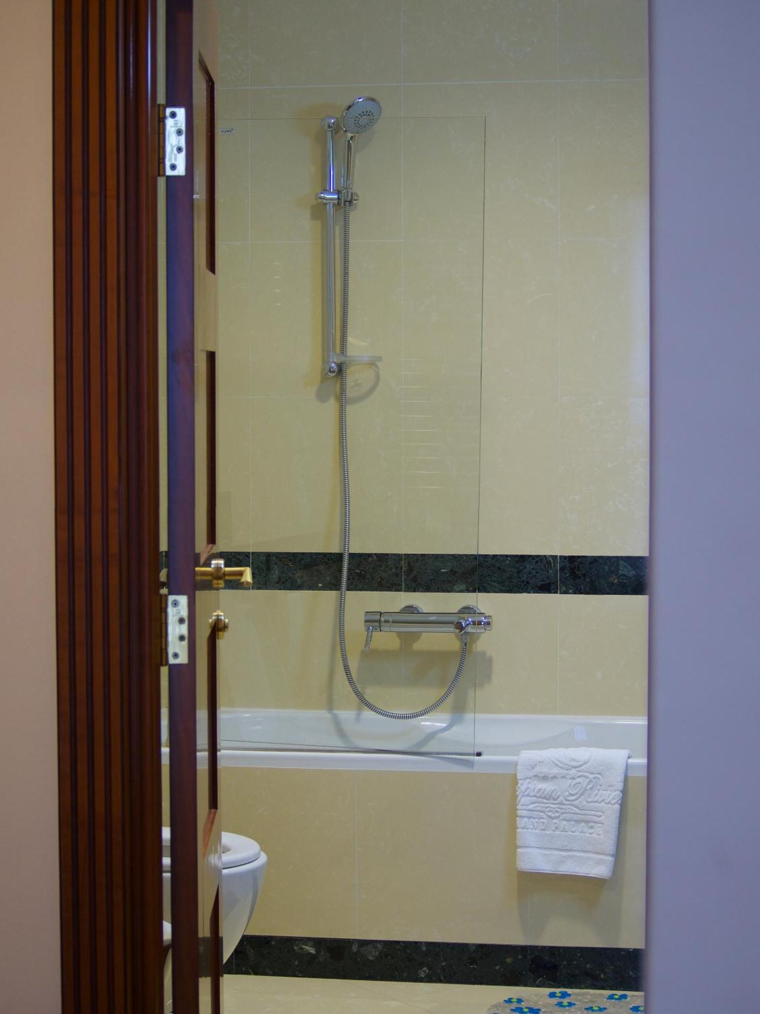 Caspian Riviera Grand Palace Hotel Aktau (Mangystau) Exterior foto A shower with a thermostatic valve