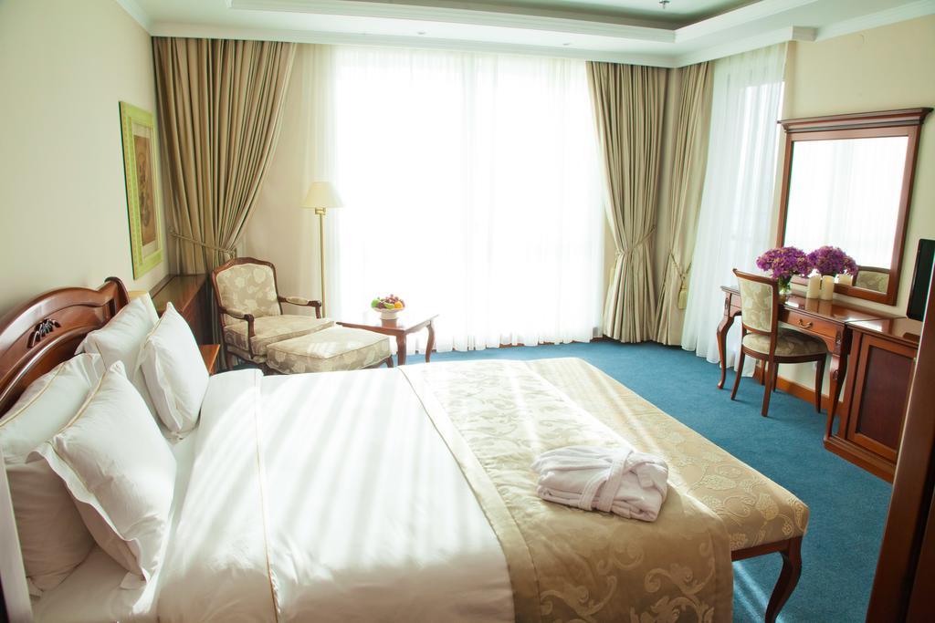 Caspian Riviera Grand Palace Hotel Aktau (Mangystau) Quarto foto A room at the hotel