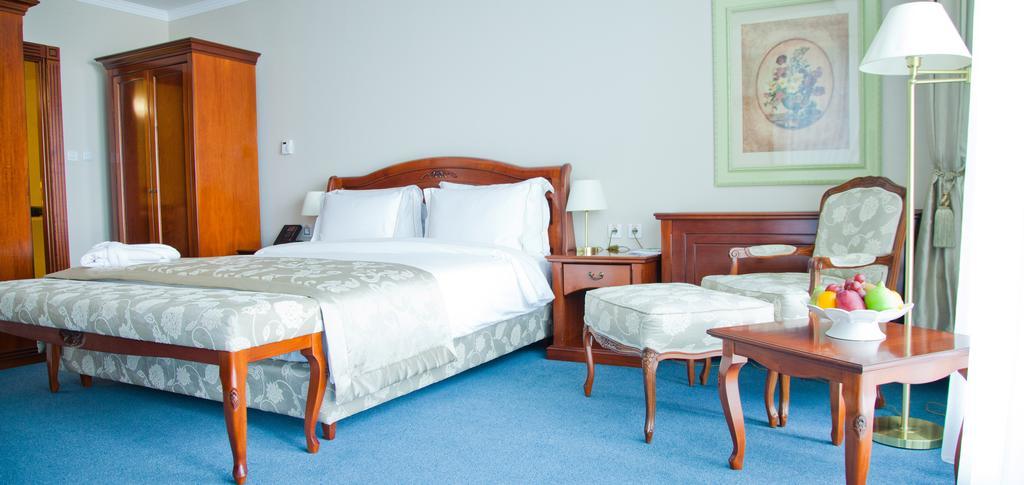 Caspian Riviera Grand Palace Hotel Aktau (Mangystau) Exterior foto A bedroom at the hotel