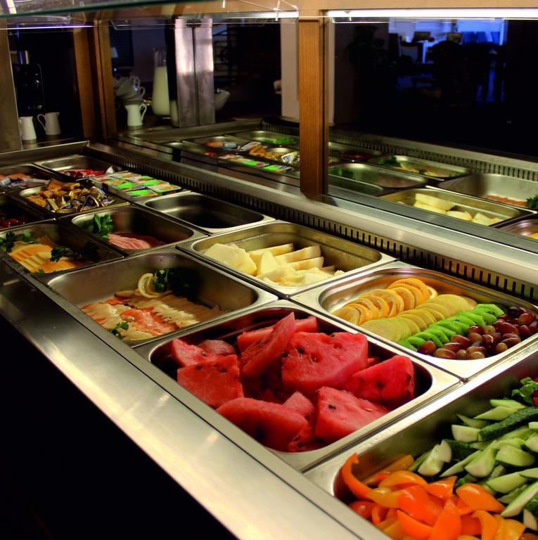Caspian Riviera Grand Palace Hotel Aktau (Mangystau) Exterior foto A salad bar