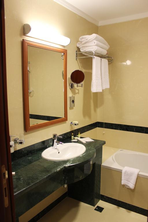 Caspian Riviera Grand Palace Hotel Aktau (Mangystau) Exterior foto A bathroom in a hotel